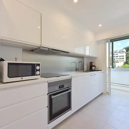 2-br Sea View Private Parking Walk To Beaches Apartment *