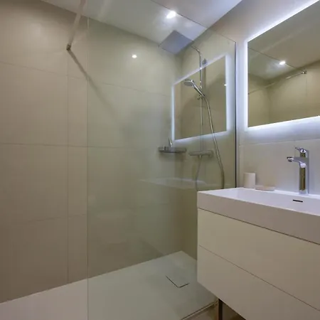 Apartment 2-br Sea View Private Parking Walk To Beaches *